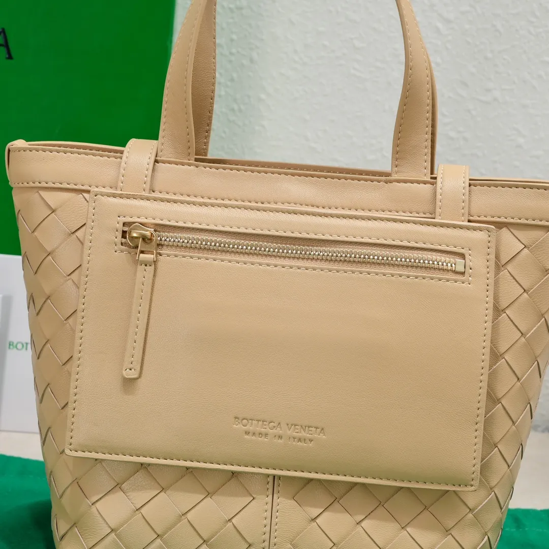 Batch 1500 #Bv 2023 new product Flip Flap tote bag, simple and practical tote body design, classic leather weaving, fully displaying Bv craftsmanship, and making the whole bag look more refined. The small zipper pocket can be placed inside the bag, or can be placed outside as a handbag seal. The versatile small tote [happy] is both fashionable and practical. It is suitable for a variety of occasions. It is made of top-grade happa lambskin. It is very soft and lightweight. The bag shape that can stand up without falling down is really nice. It is the first choice for fashion workers and expectant mothers. Size: 23x18.5x15, model: 7746